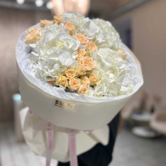 Soft Whisper - Buchet cu Hortensii și Trandafiri Spray