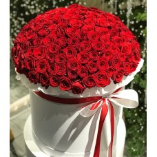 Cutie Luxury cu Trandafiri Roșii