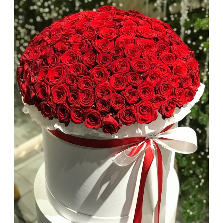 Cutie Elegantă cu Trandafiri Roșii