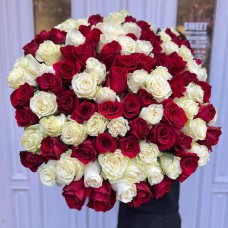 Buchet Trandafiri Roșii și Albi