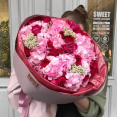 Buchet Premium cu Hortensii și Trandafiri Mini
