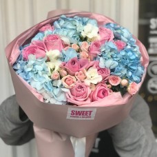 Buchet Blue Blush Harmony cu Hortensii, Trandafiri și Frezii